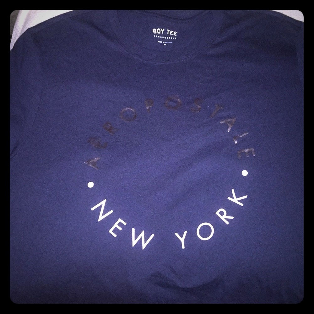 I’m selling an AÉROPOSTALE shirt